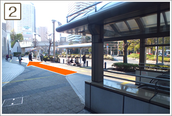 川口駅西口デッキより、左手方向のエスカレーターをご利用下さい。